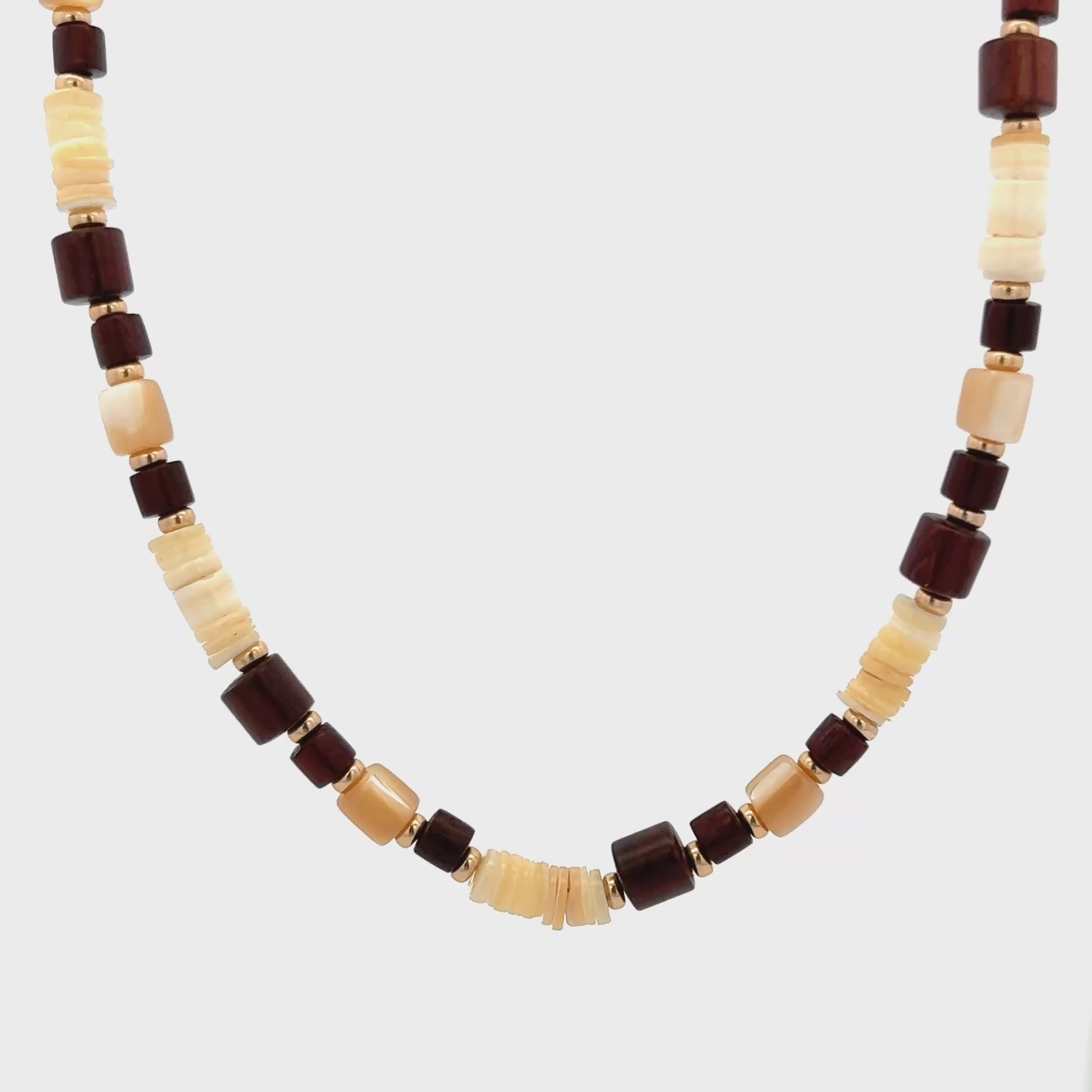 Nature-inspired necklace combining sandalwood and sea elements